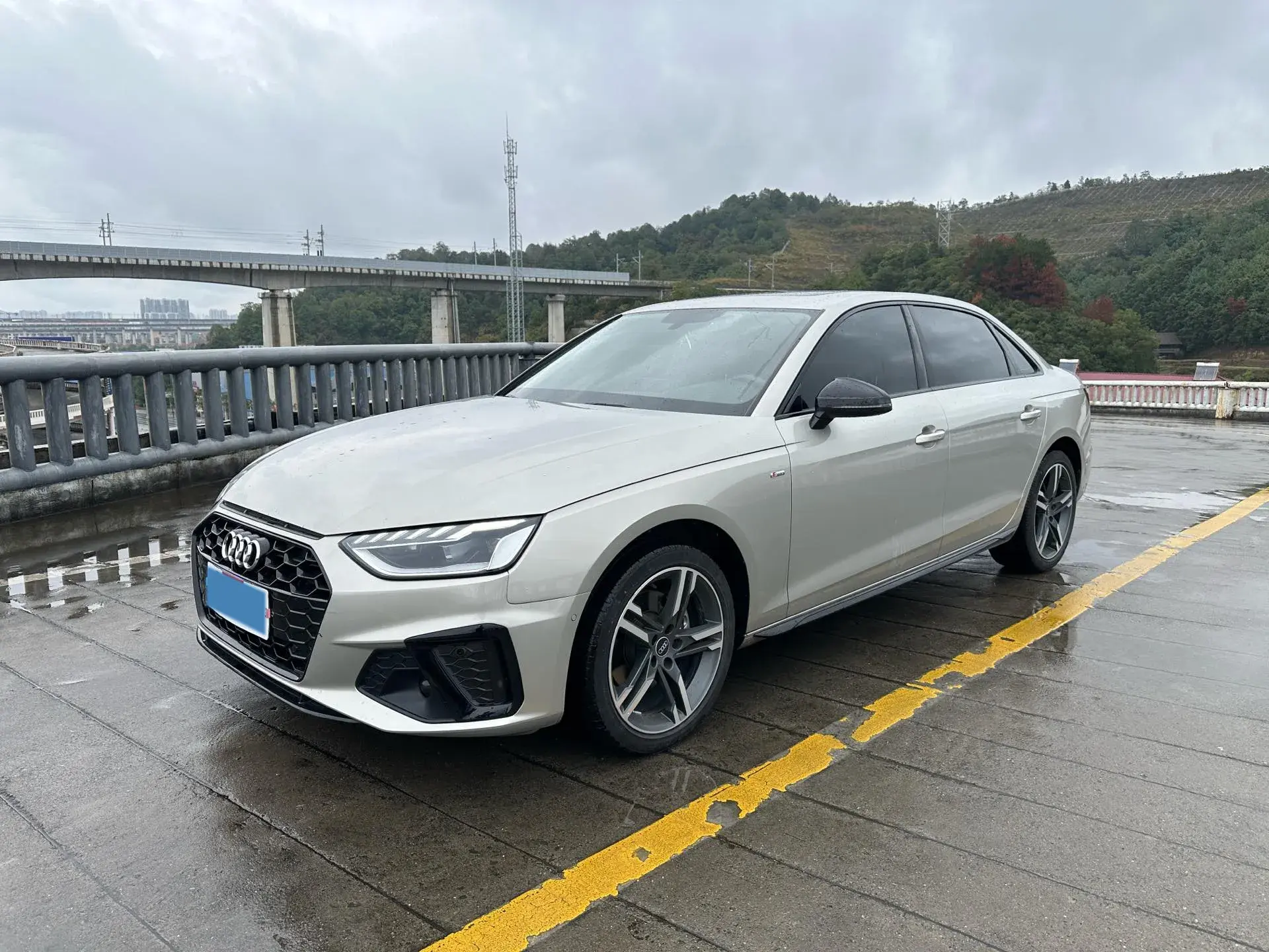 2022 AUDI A4L view 1