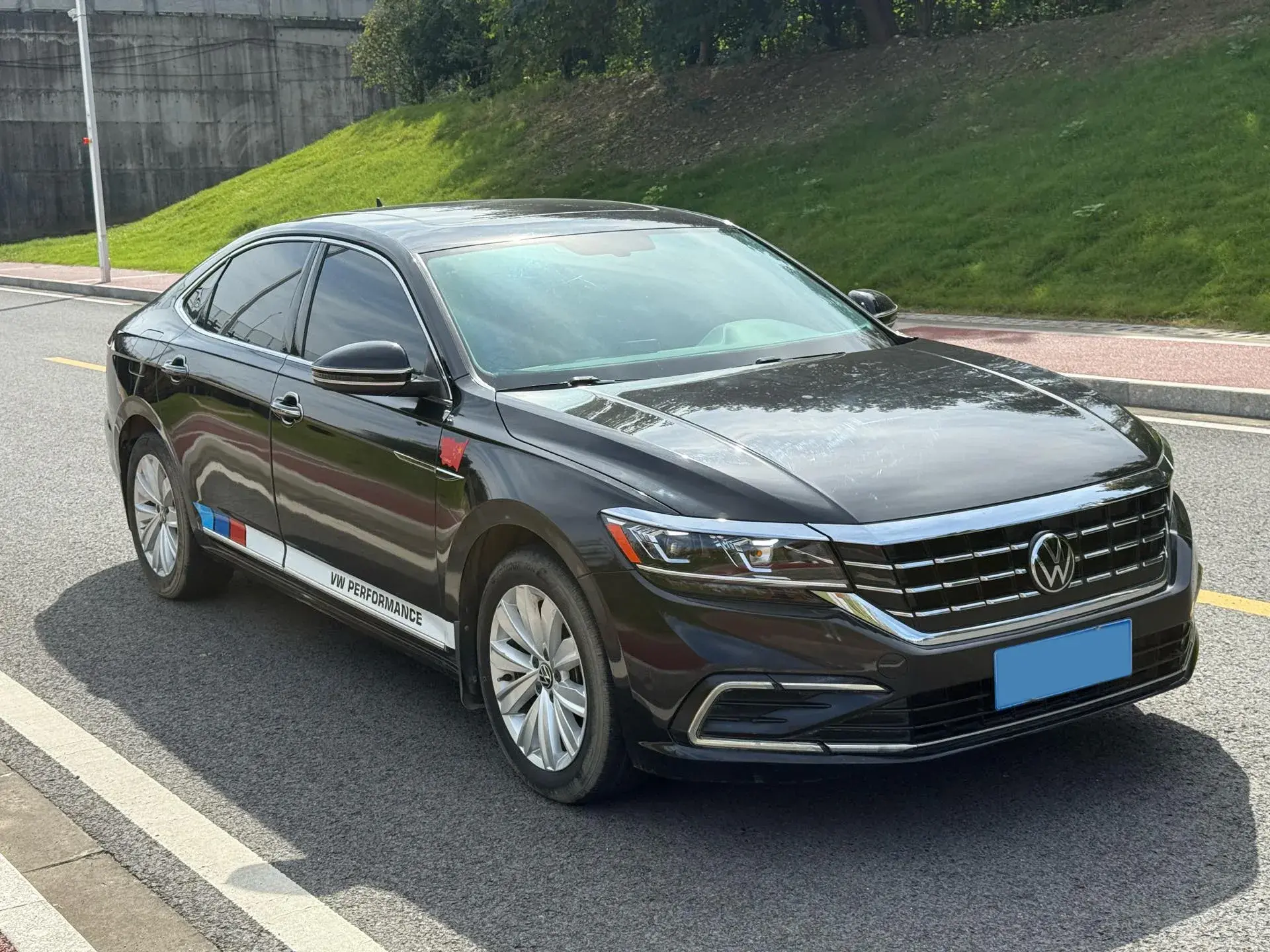 2021 VOLKSWAGEN PASSAT thumbnail 3