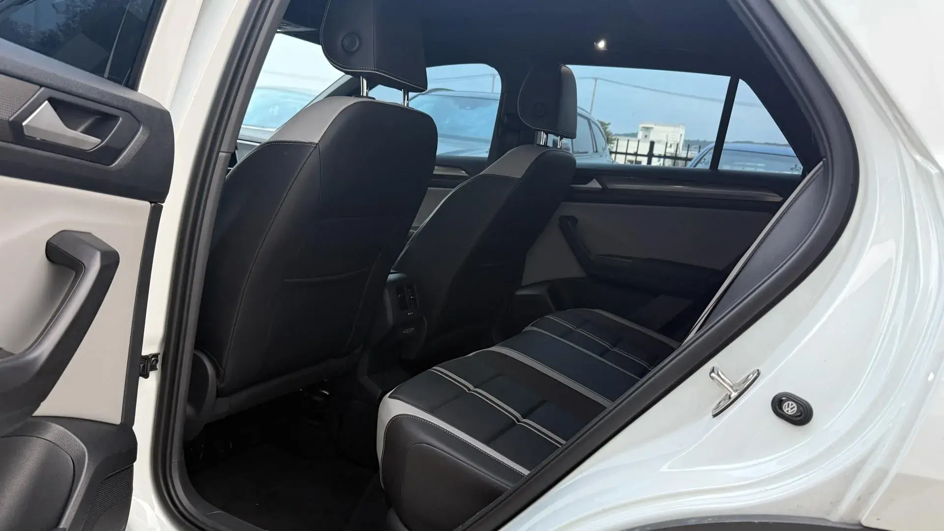 2023 VOLKSWAGEN T-ROC thumbnail 4