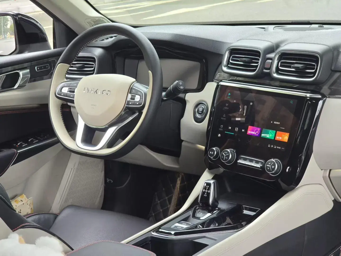 2018 LYNK&CO 02 thumbnail 3