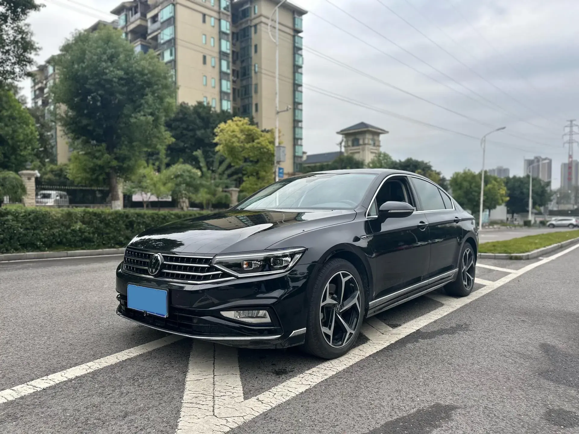 2023 VOLKSWAGEN MAGOTAN view 1