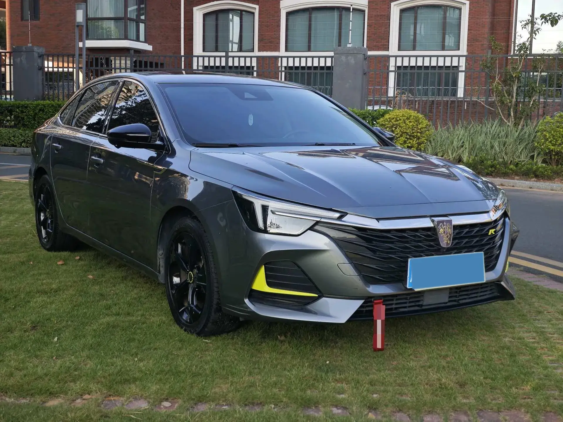 2020 ROEWE I6 thumbnail 3