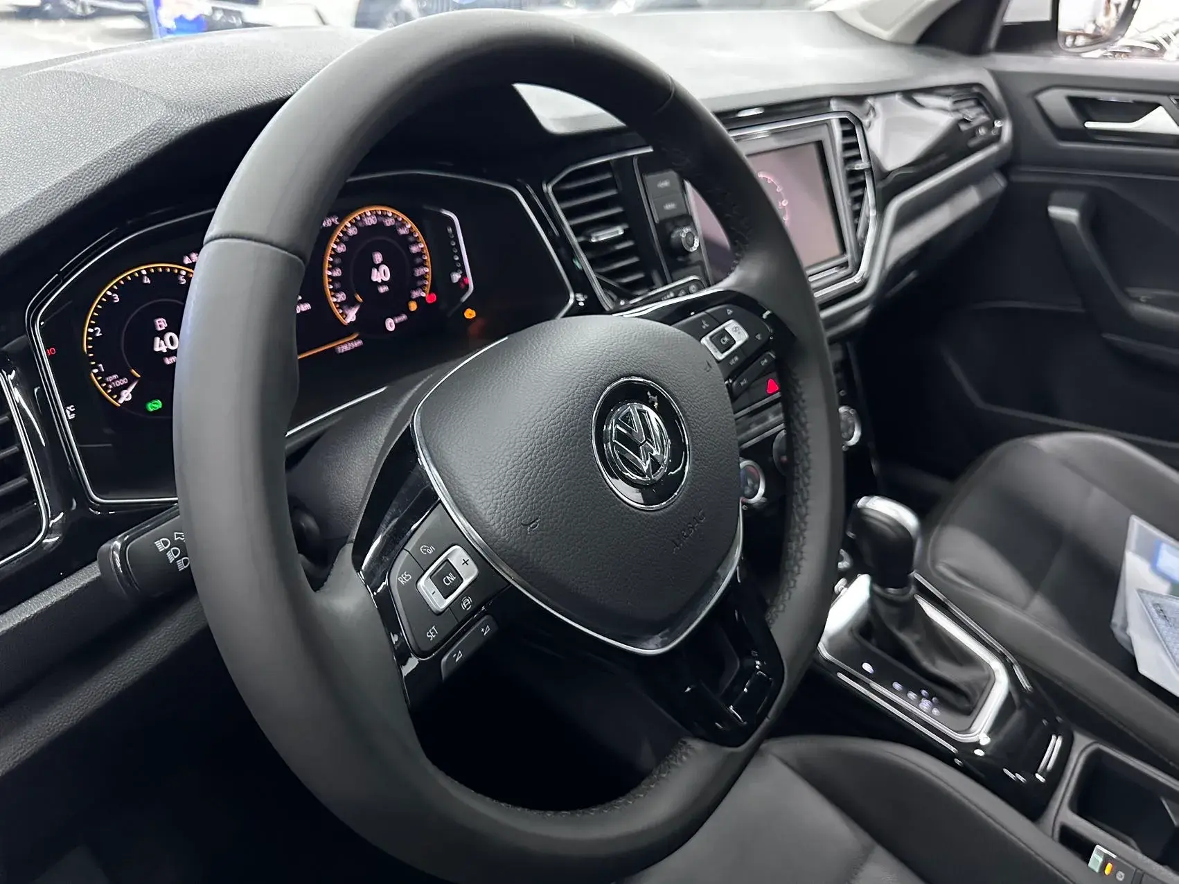 2020 VOLKSWAGEN T-ROC thumbnail 3