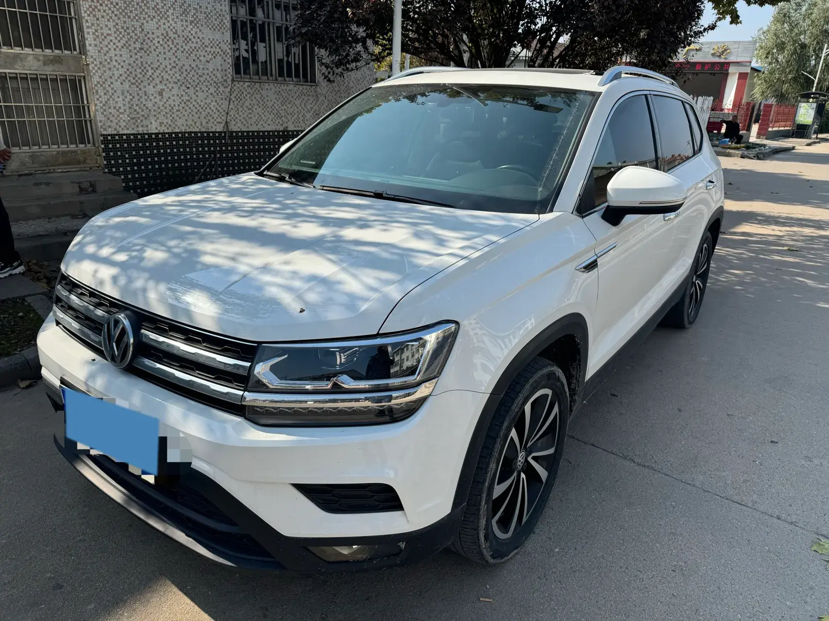 2019 VOLKSWAGEN THARU view 1