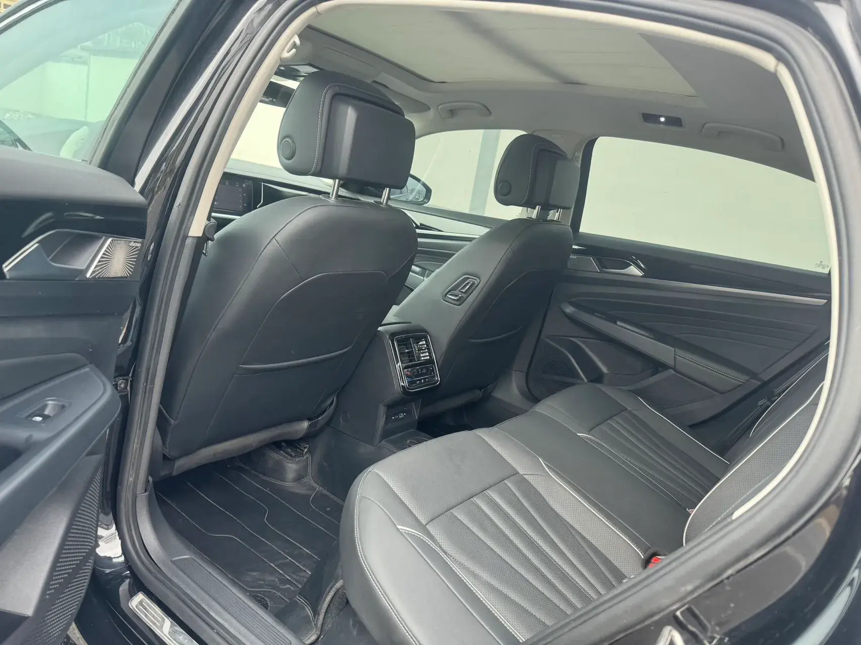 2024 VOLKSWAGEN PASSAT thumbnail 4