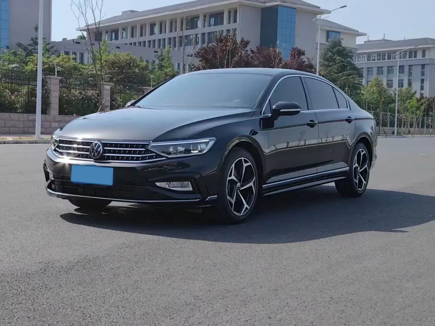 2023 VOLKSWAGEN MAGOTAN view 1