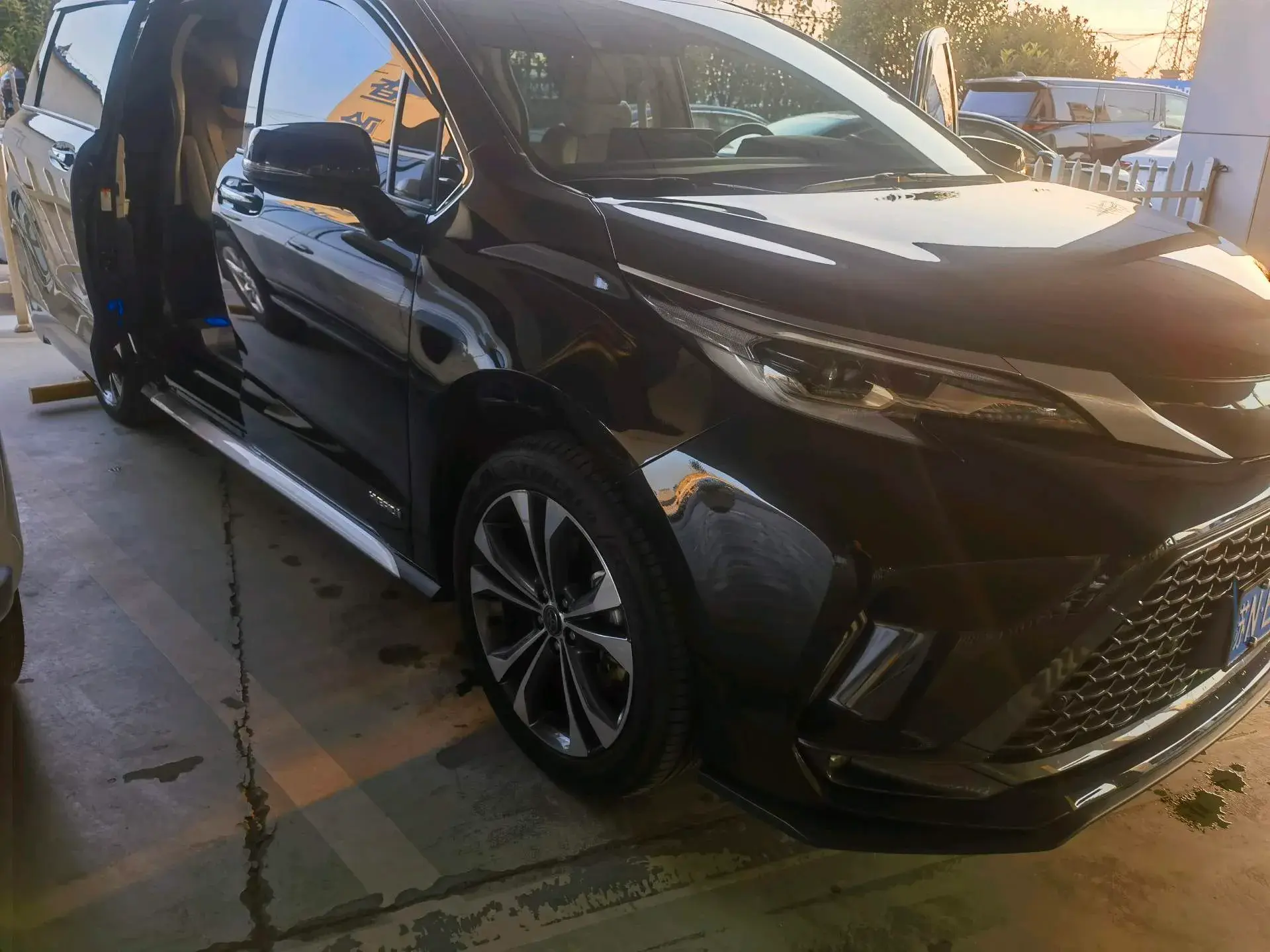 2023 TOYOTA GRANVIA thumbnail 2