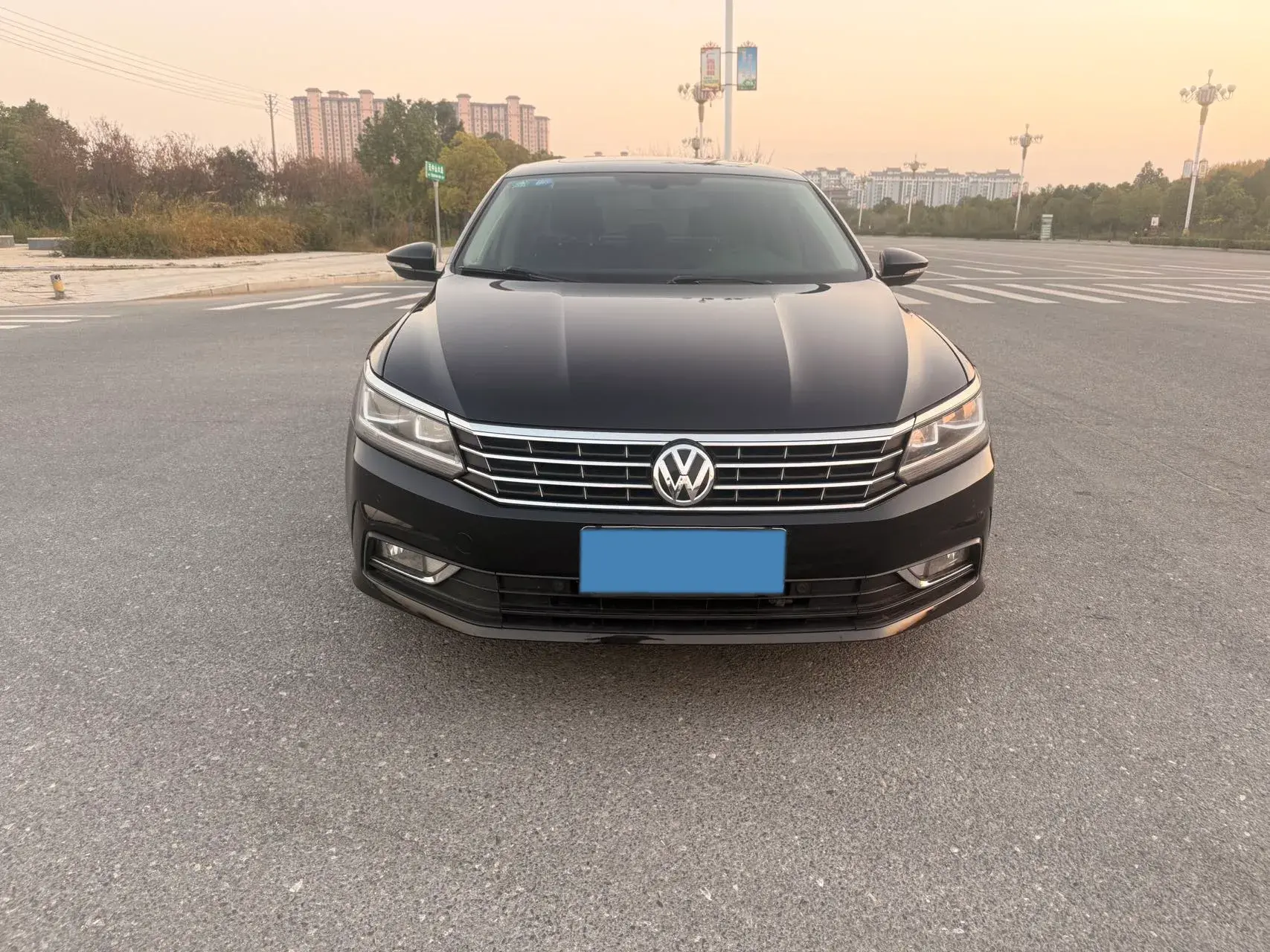 2017 VOLKSWAGEN PASSAT thumbnail 2