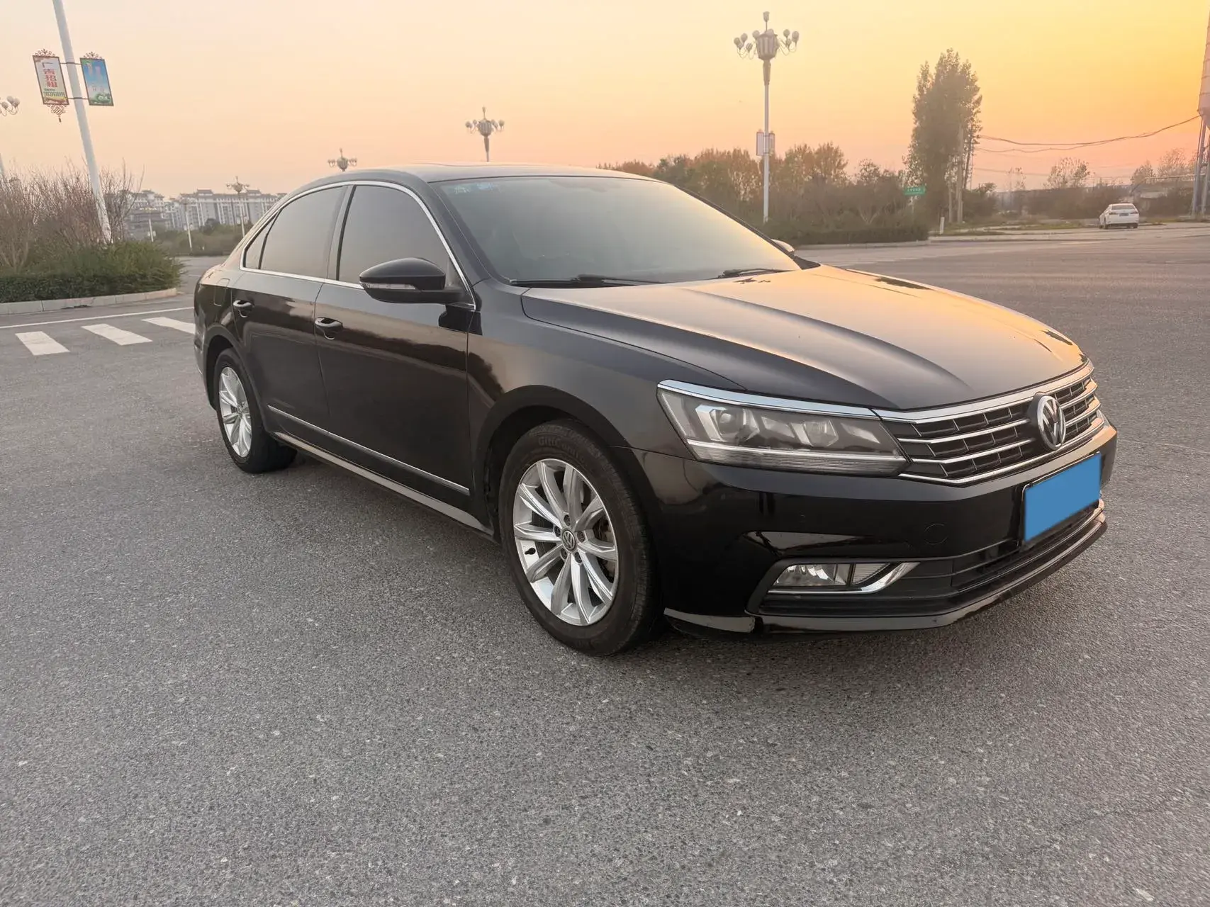 2017 VOLKSWAGEN PASSAT thumbnail 3