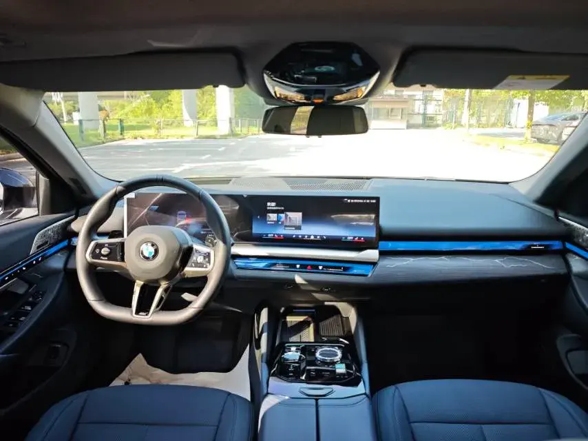 2024 BMW 5 thumbnail 3