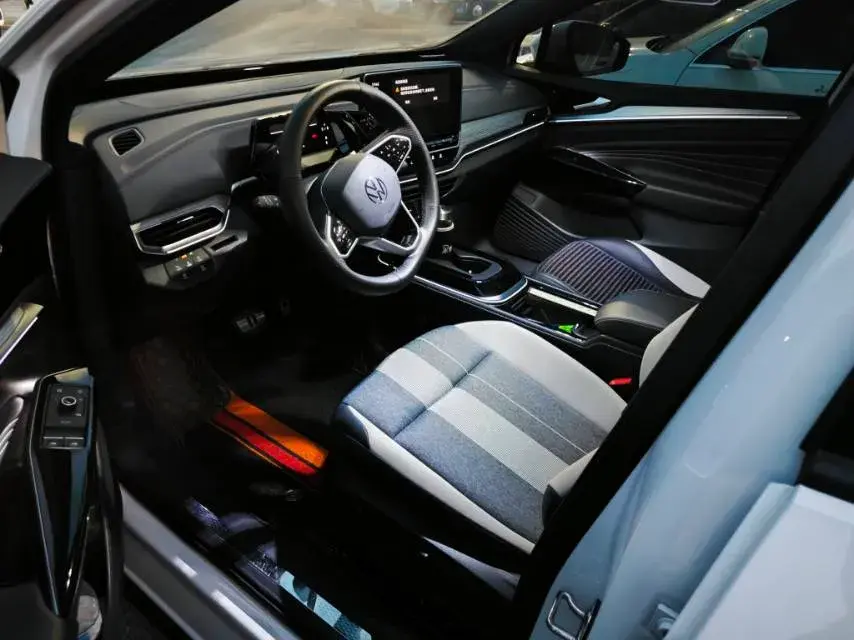 2024 VOLKSWAGEN ID.4 thumbnail 4