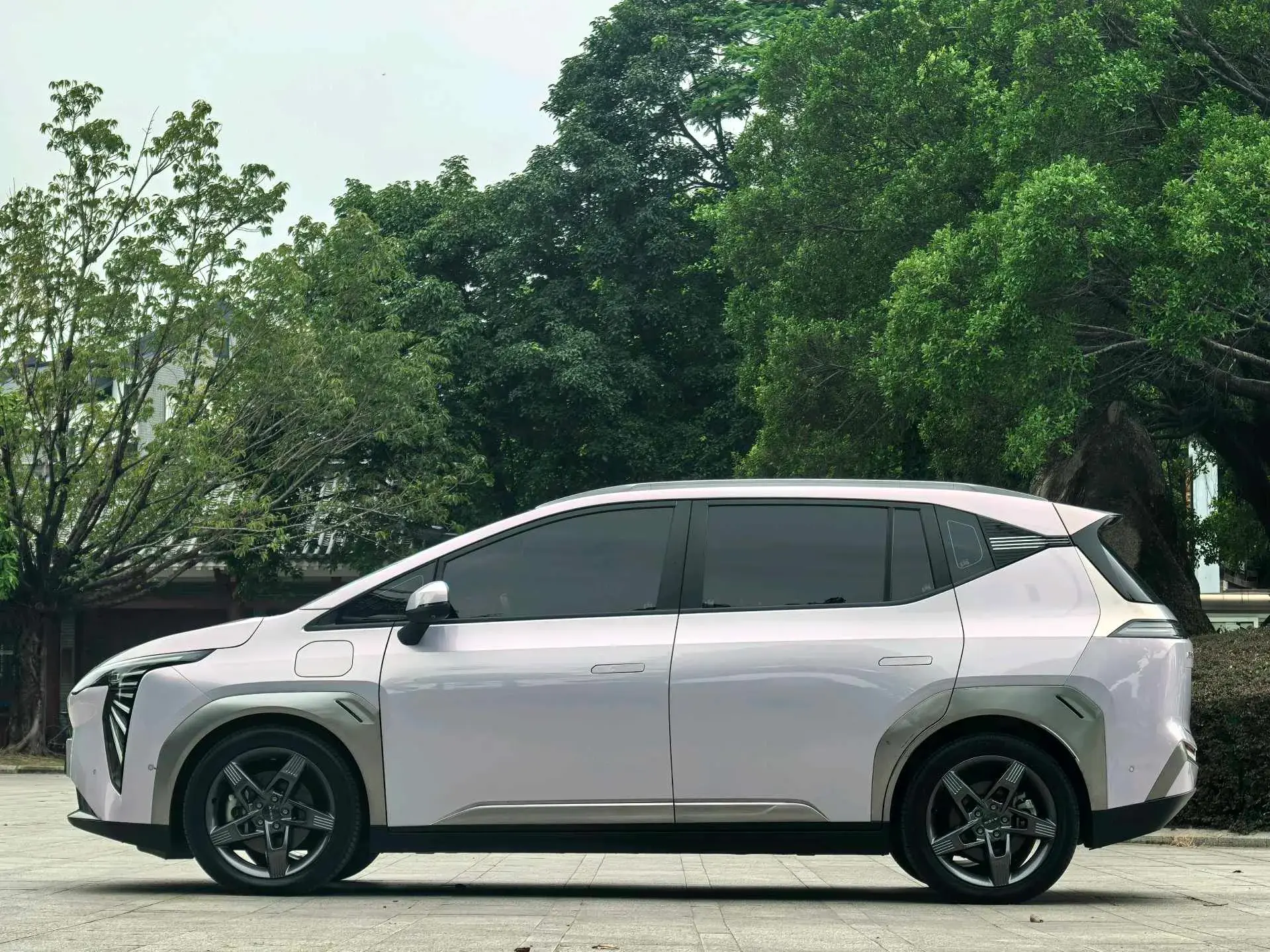 2023 AION Y thumbnail 4