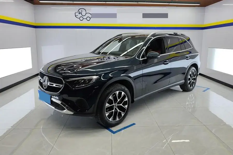 2023 MERCEDES-BENZ GLC view 1
