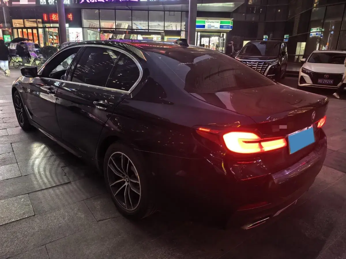 2022 BMW 5 thumbnail 4