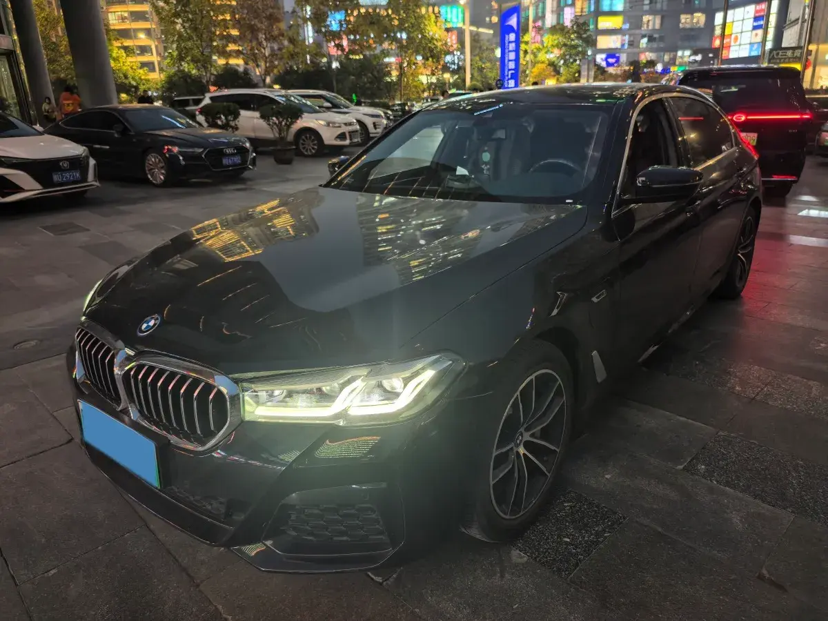 2022 BMW 5 view 1