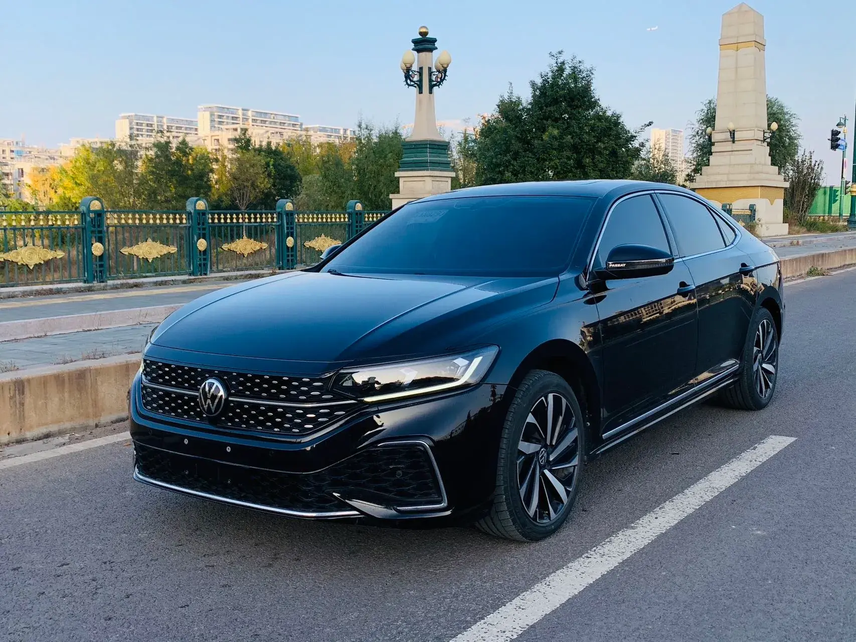 2023 VOLKSWAGEN PASSAT view 1