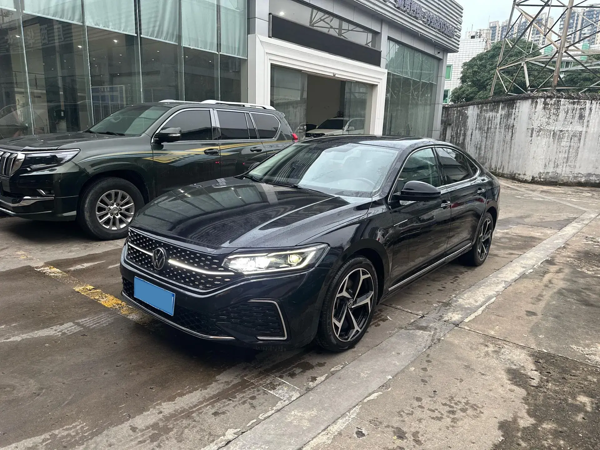 2023 VOLKSWAGEN PASSAT view 1