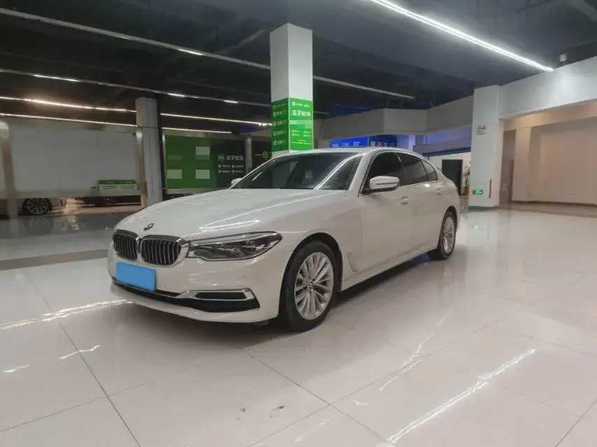 2020 BMW 5 view 1