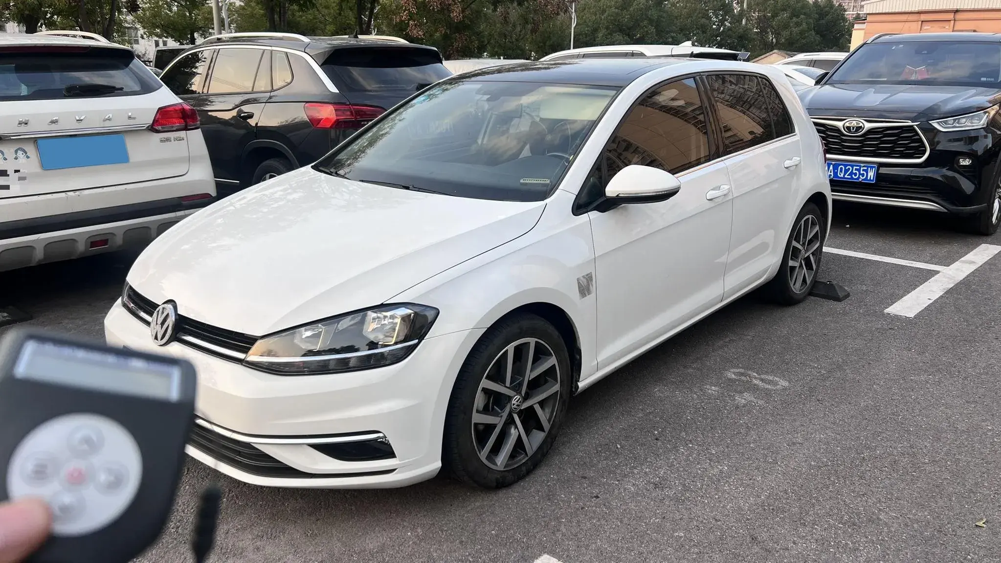2020 VOLKSWAGEN GOLF view 1