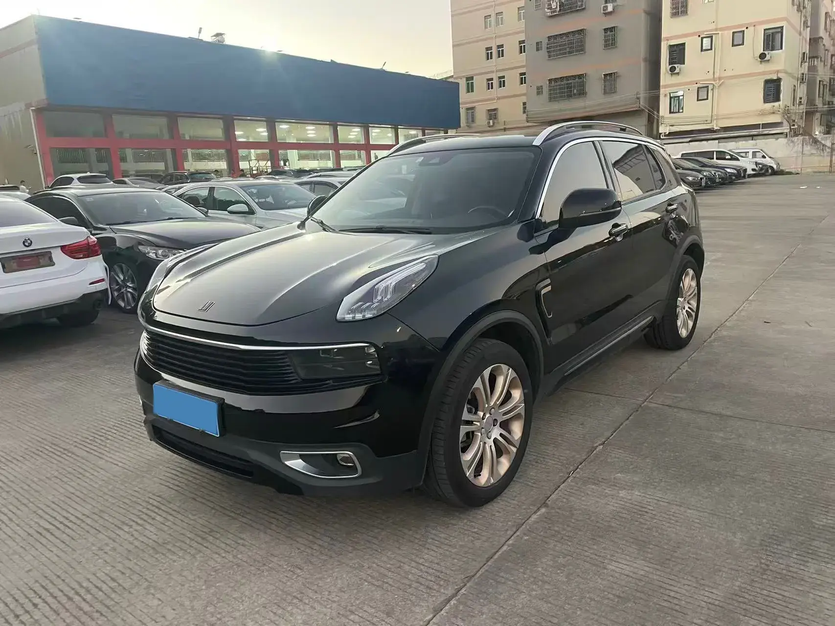 2019 LYNK&CO 01 view 1