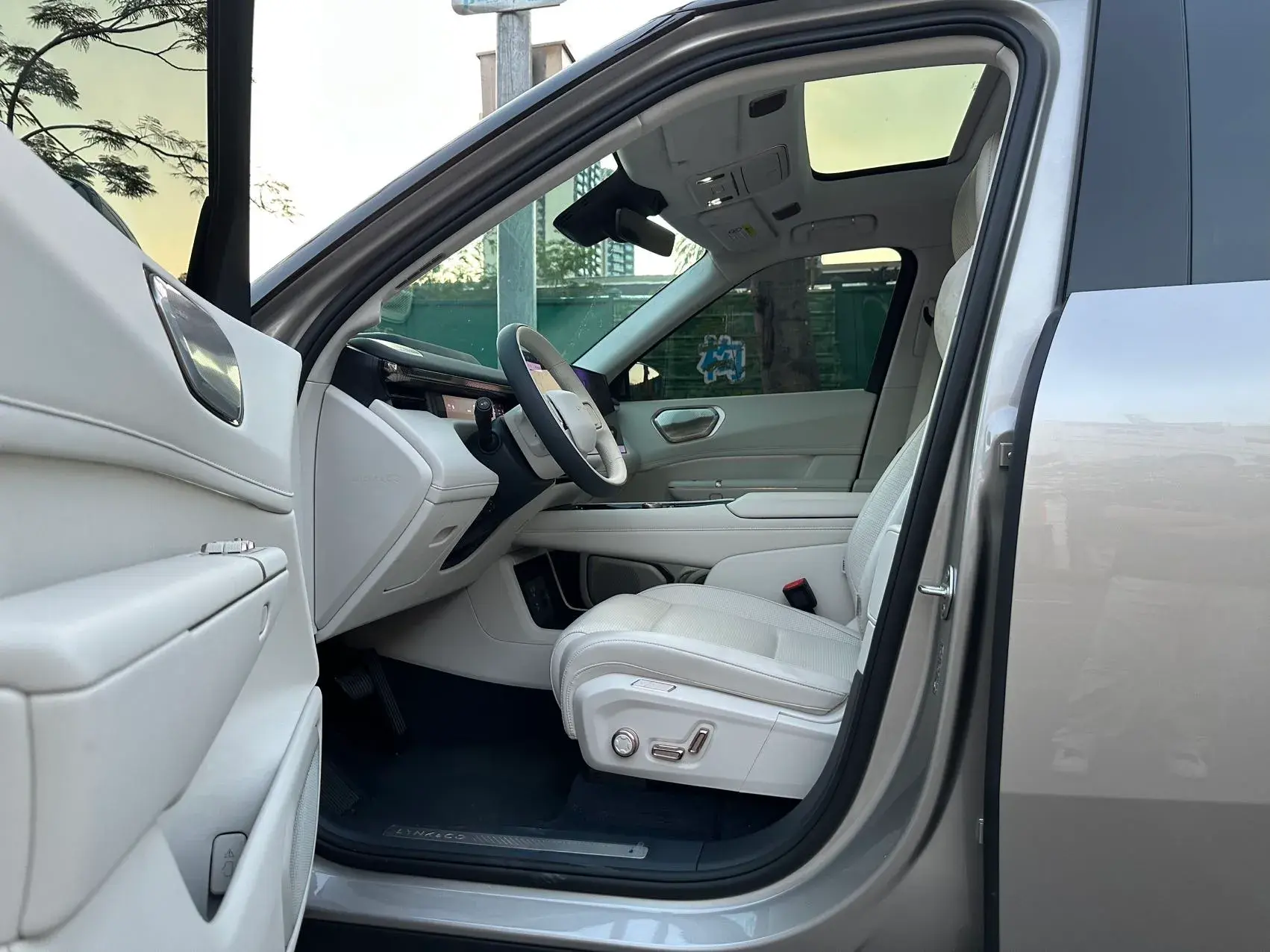 2025 LYNK&CO 900 thumbnail 4