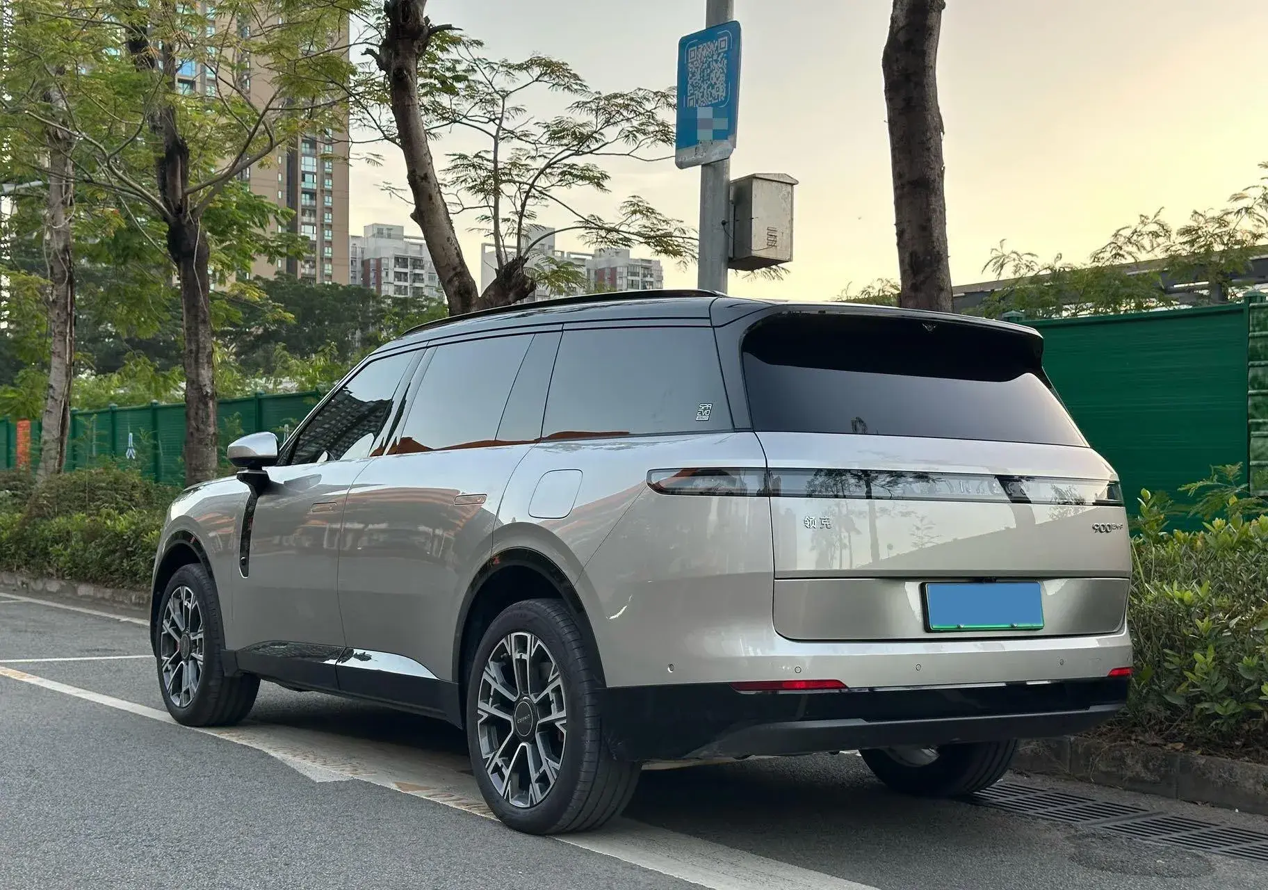 2025 LYNK&CO 900 thumbnail 3