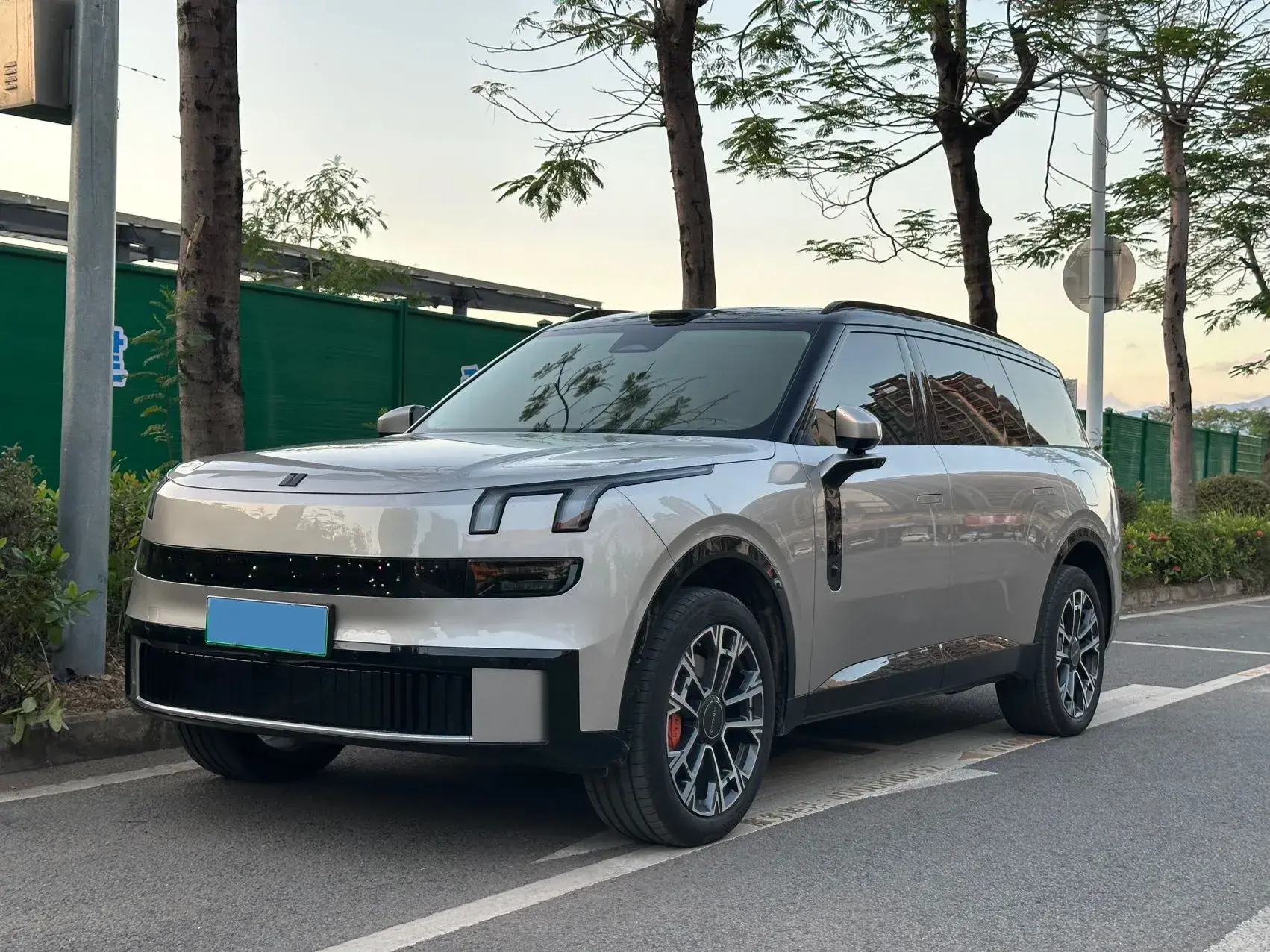 2025 LYNK&CO 900 view 1