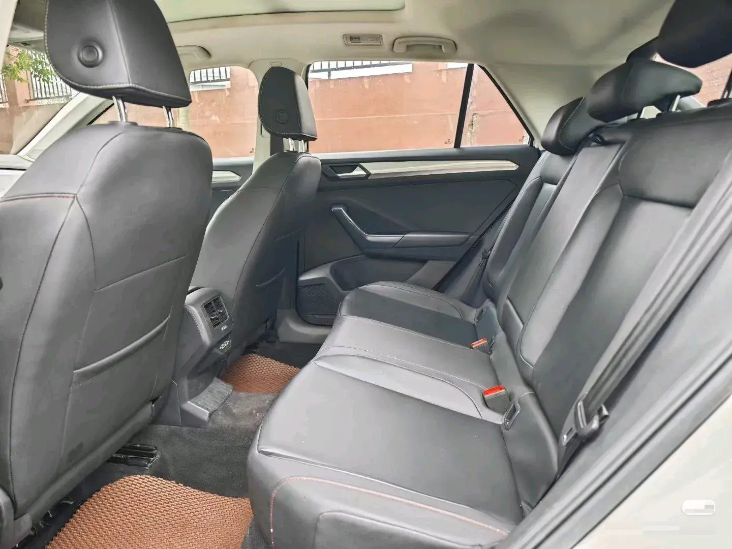 2021 VOLKSWAGEN T-ROC thumbnail 4