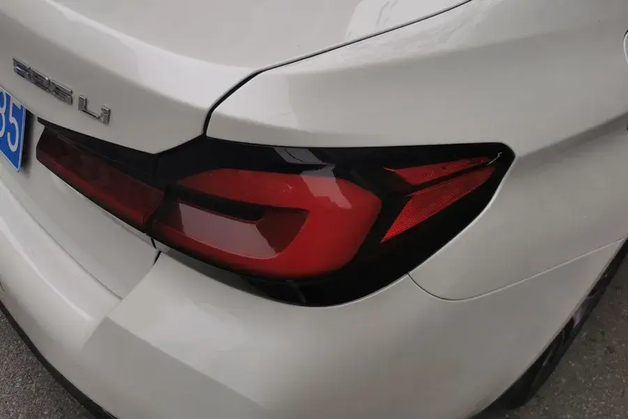 2021 BMW 5 thumbnail 4