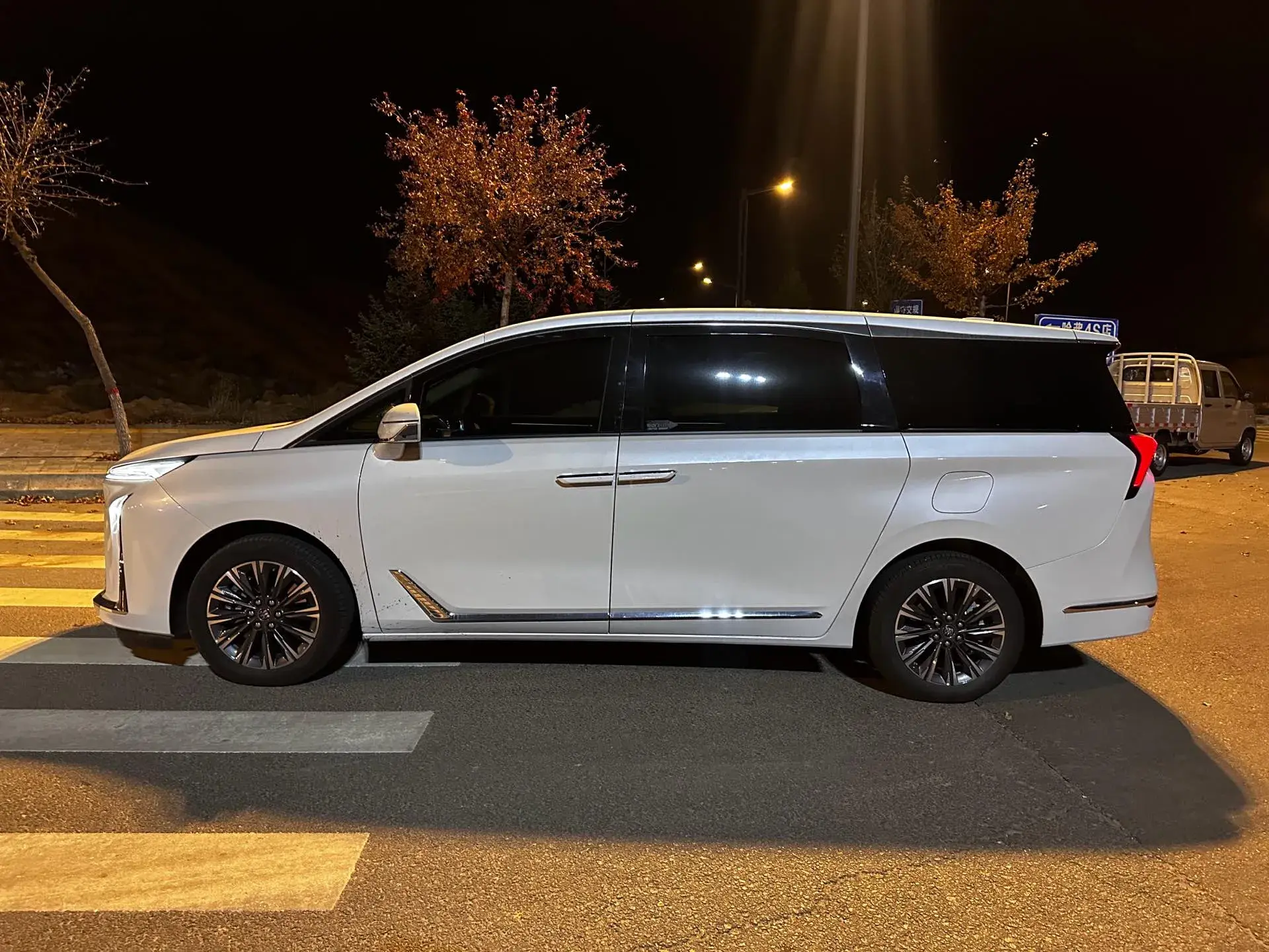 2025 BUICK GL8 thumbnail 2