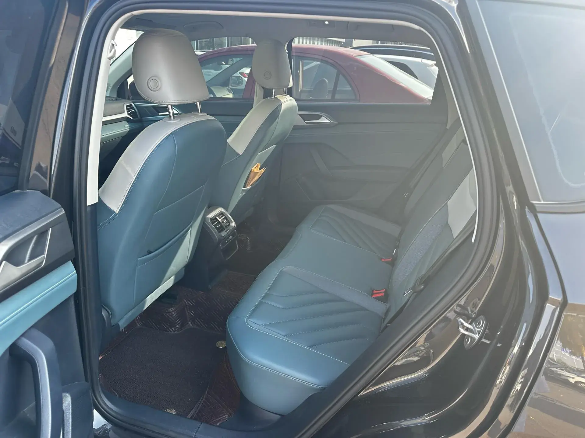 2023 VOLKSWAGEN THARU thumbnail 4