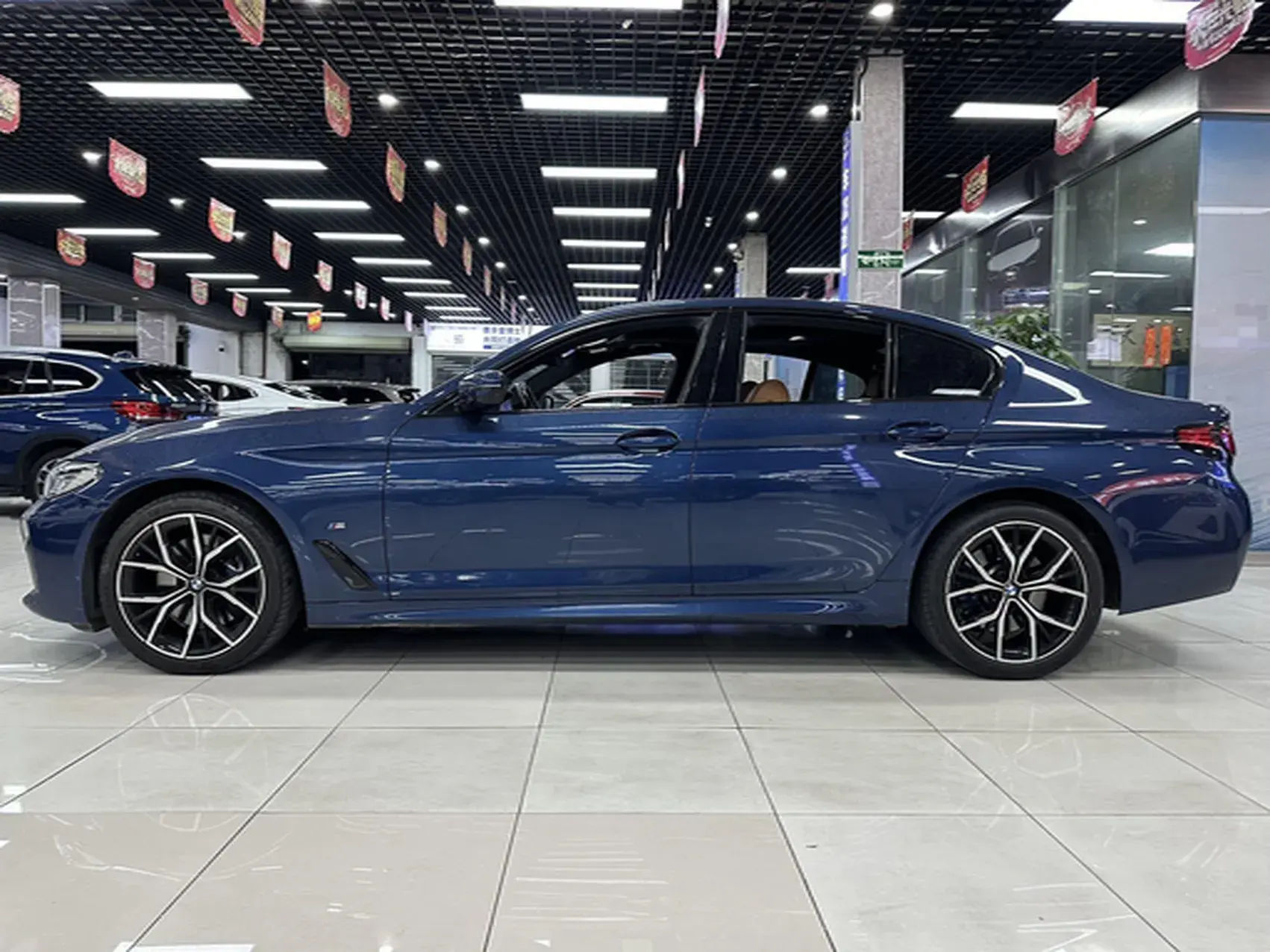 2021 BMW 5 thumbnail 3