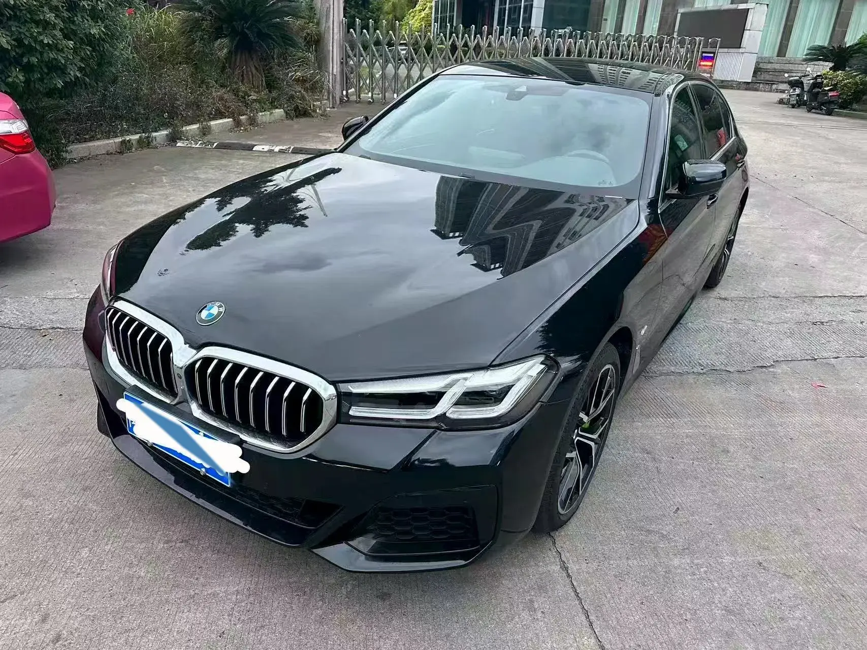 2023 BMW 5 view 1