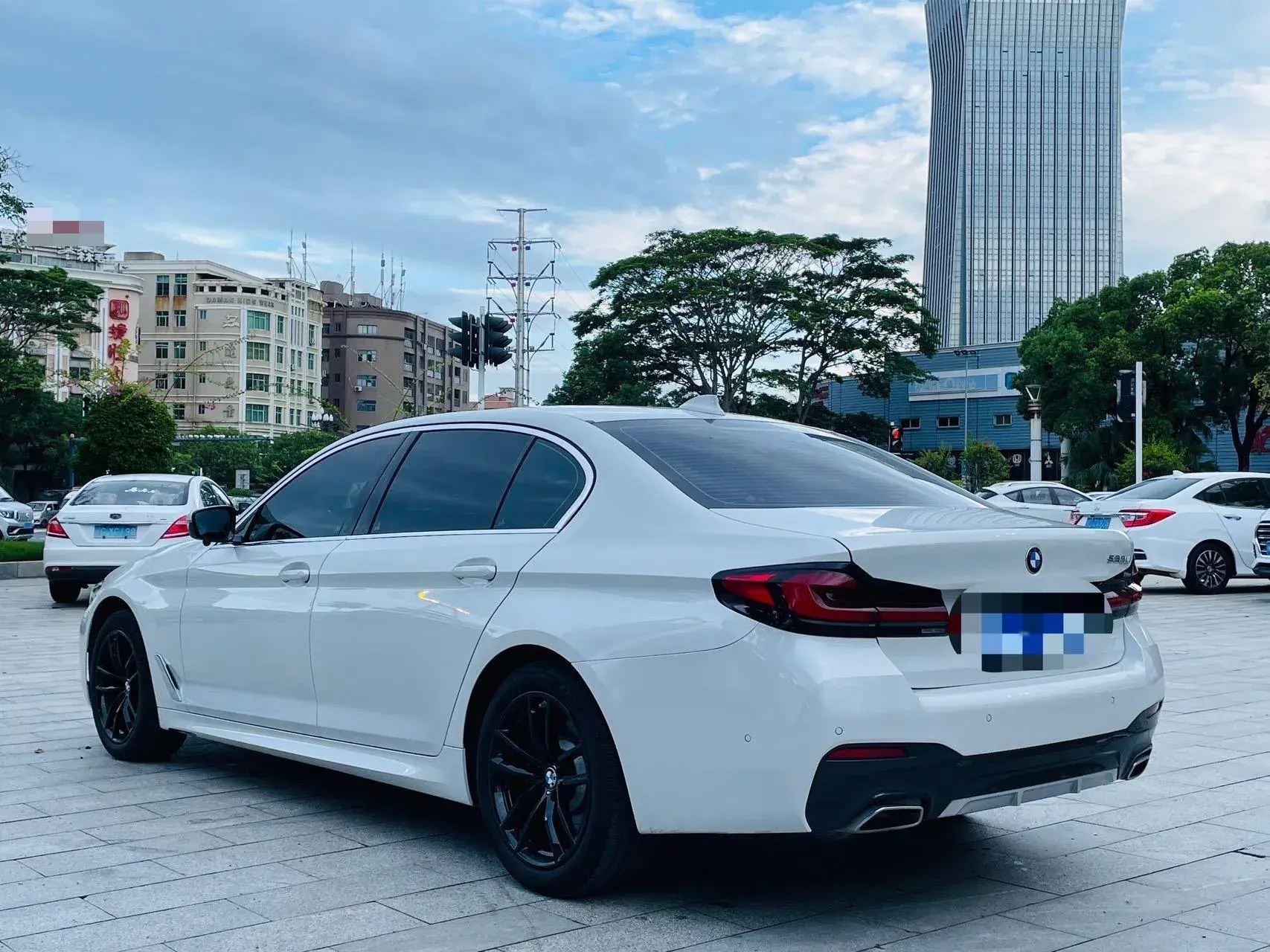 2022 BMW 5 thumbnail 4