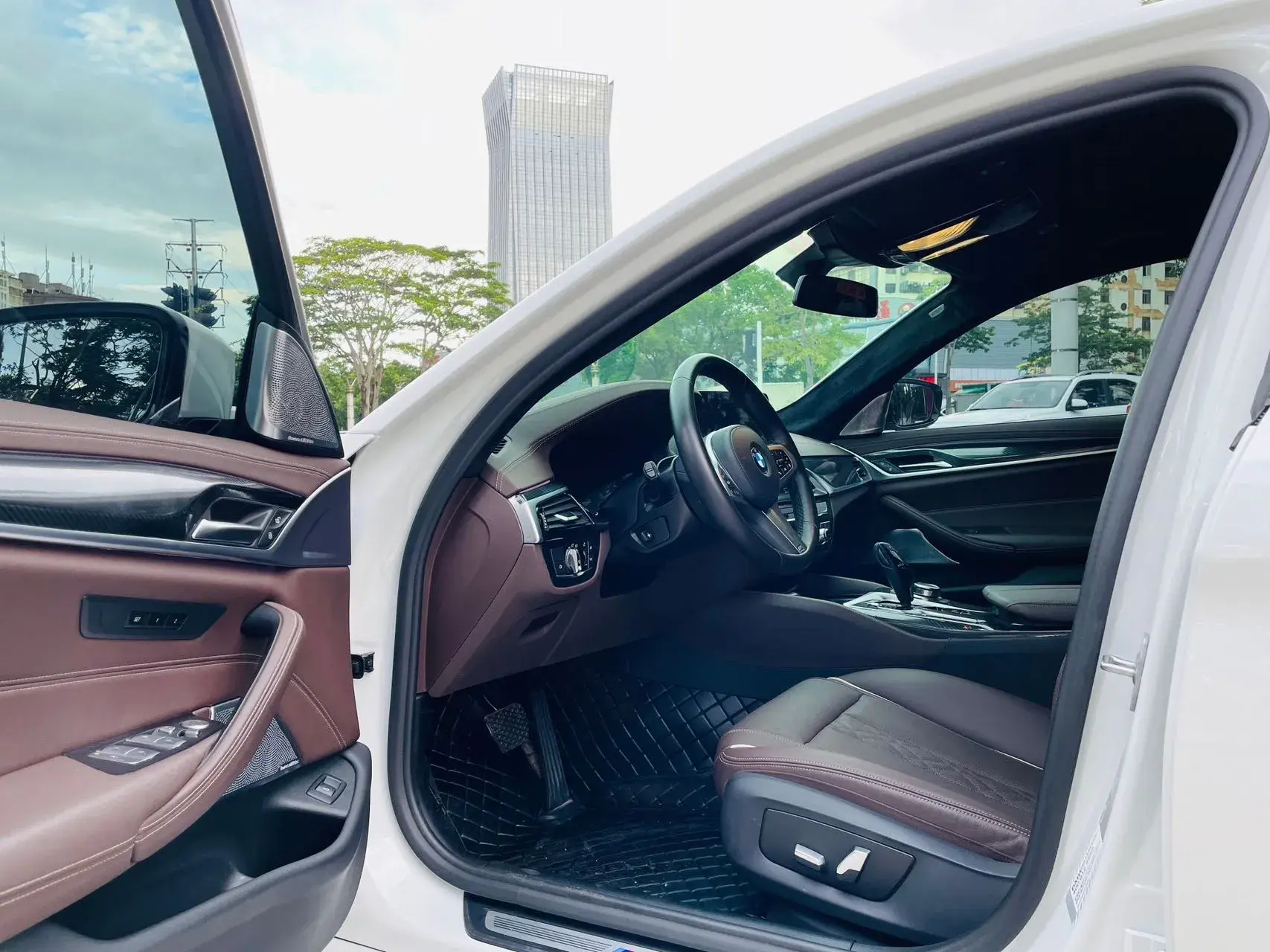 2022 BMW 5 thumbnail 2