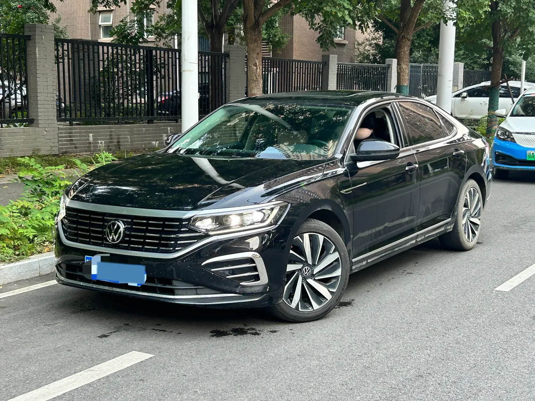 2023 VOLKSWAGEN PASSAT view 1