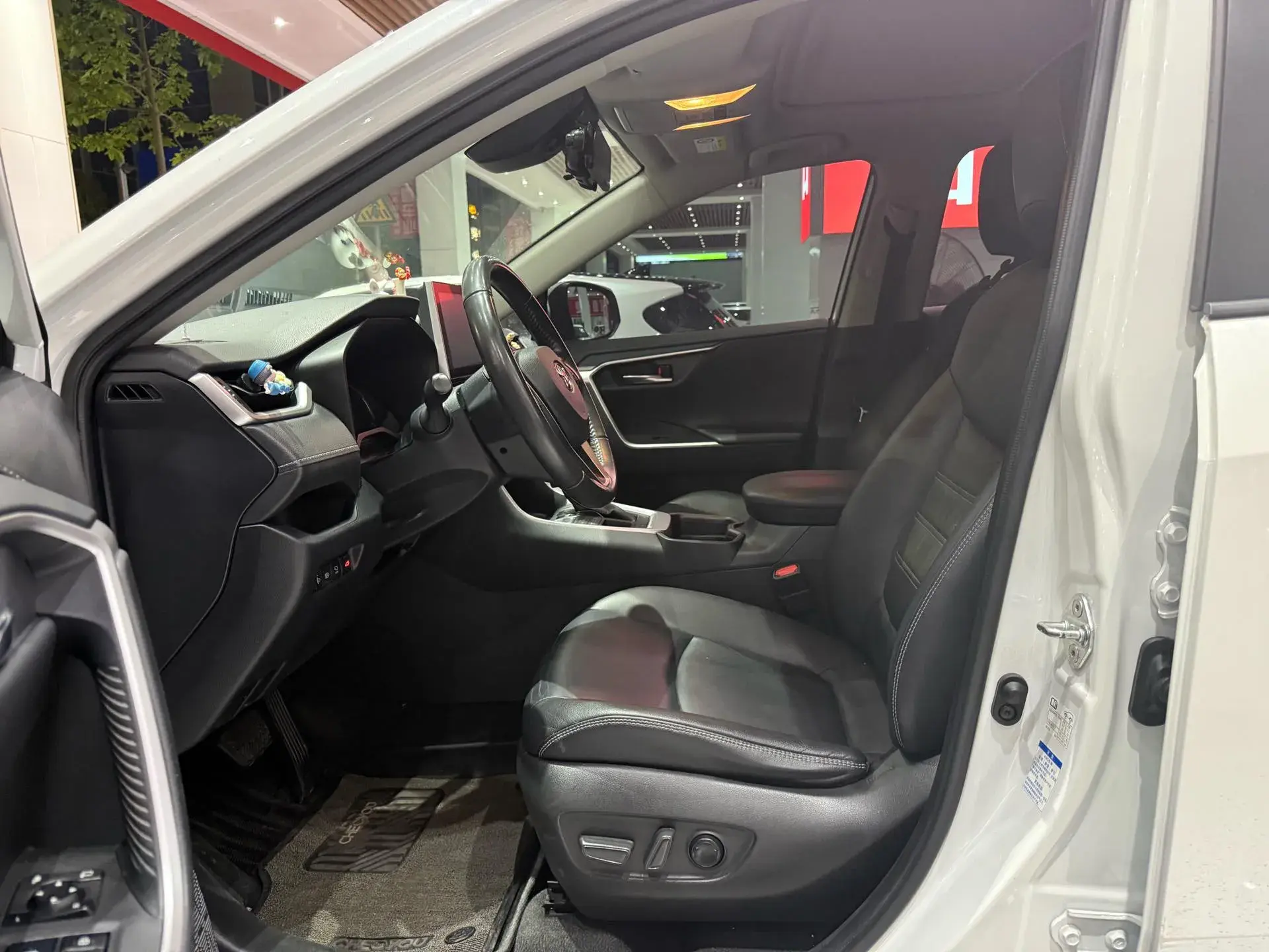 2021 TOYOTA RAV4 thumbnail 4