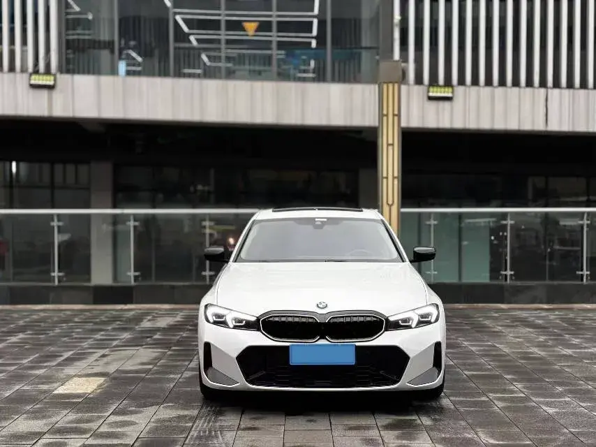 2025 BMW 3 thumbnail 2