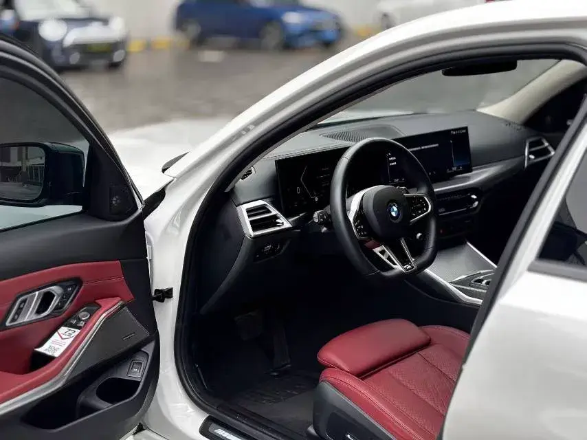 2025 BMW 3 thumbnail 4