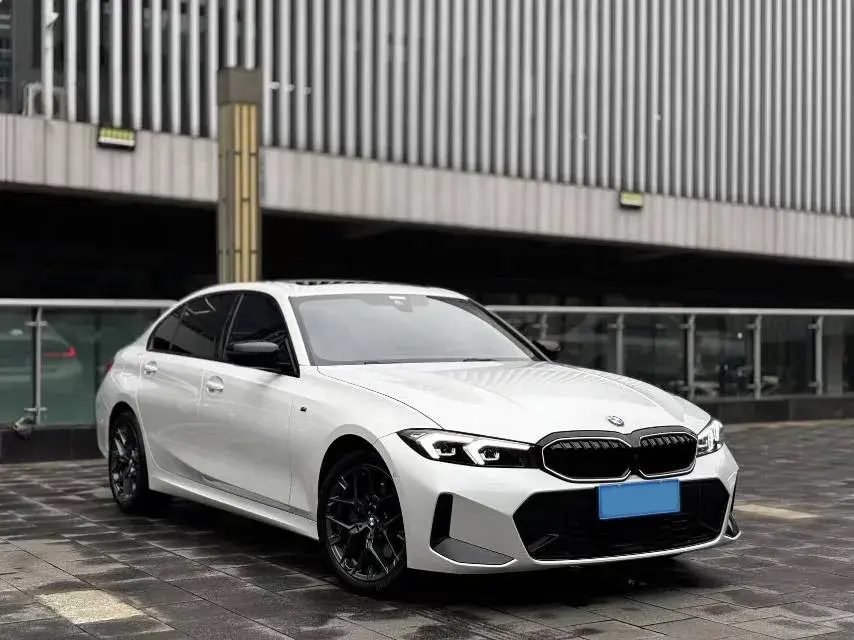 2025 BMW 3 thumbnail 3