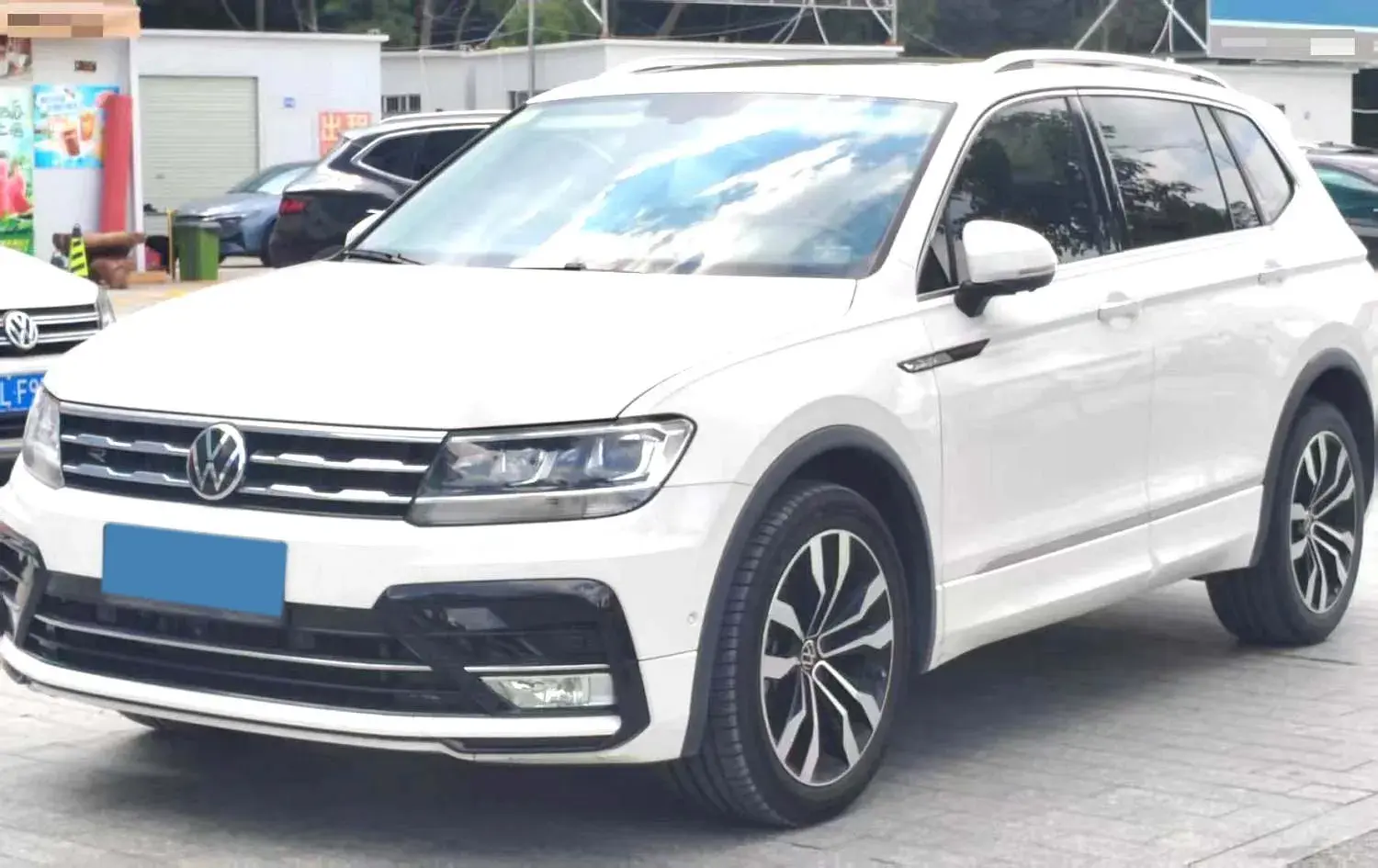2024 VOLKSWAGEN TIGUAN view 1