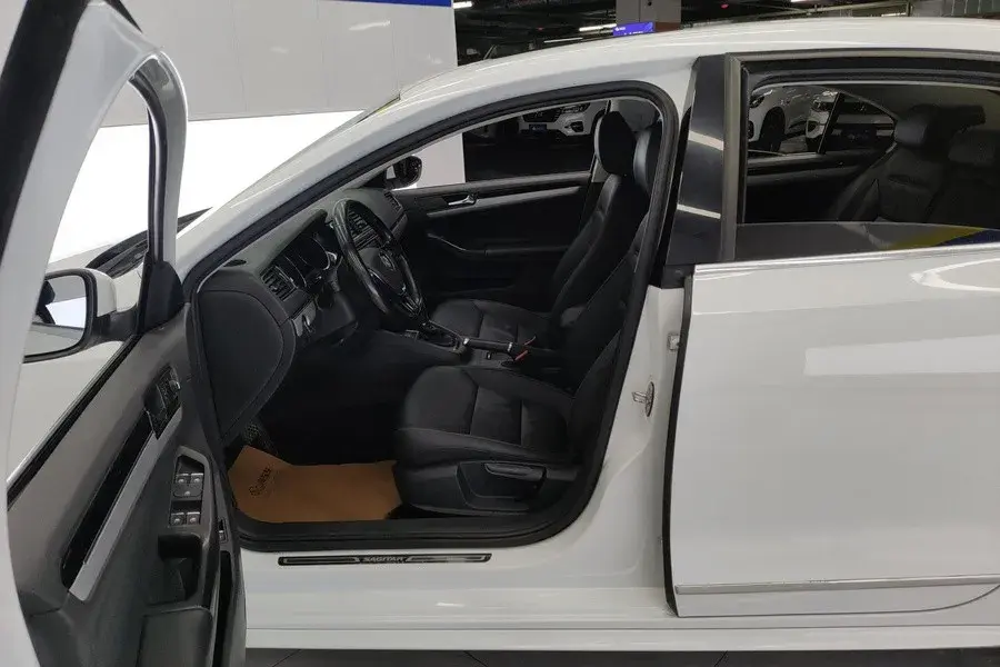 2018 VOLKSWAGEN SAGITAR thumbnail 4