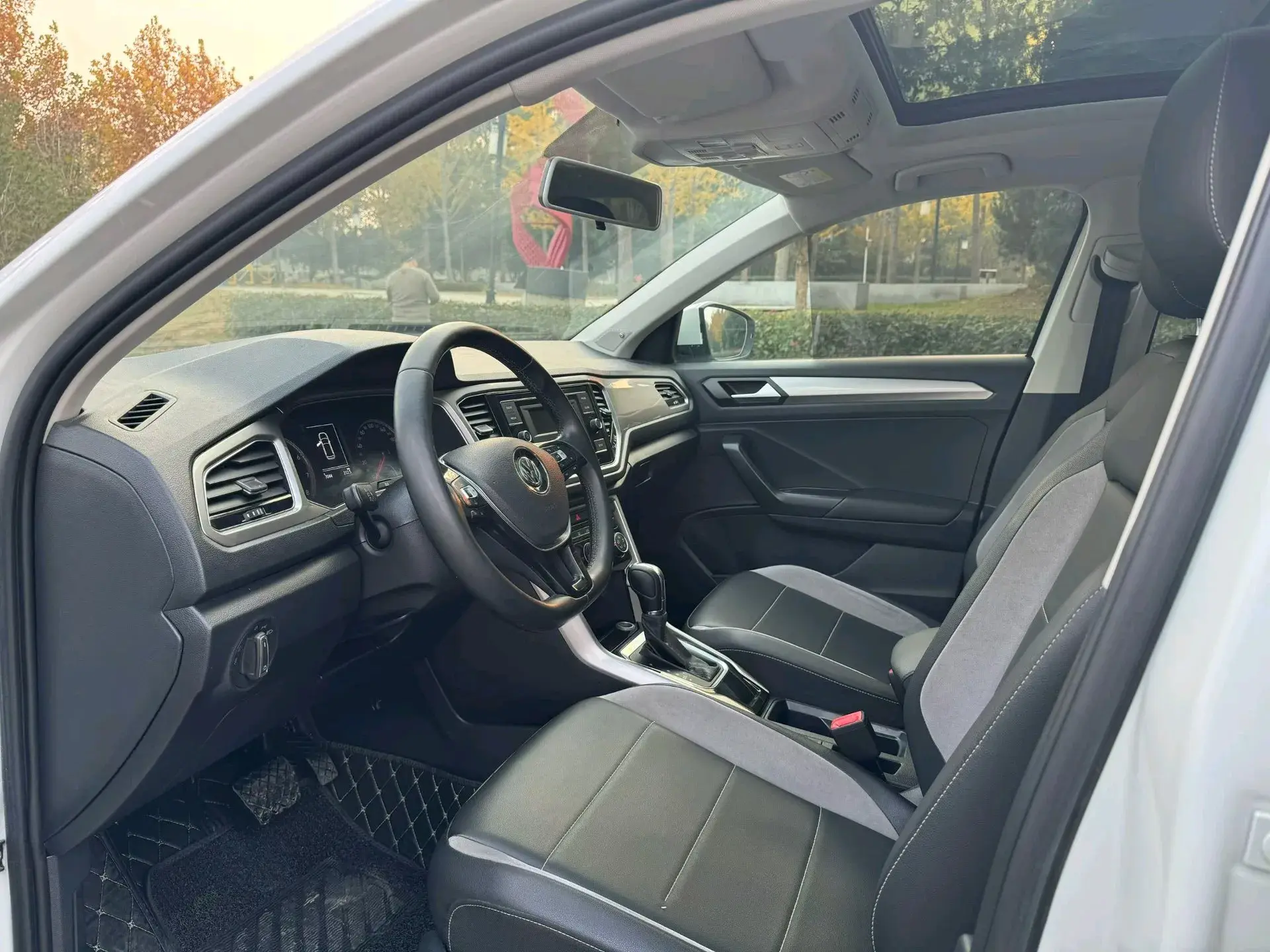 2022 VOLKSWAGEN T-ROC thumbnail 4