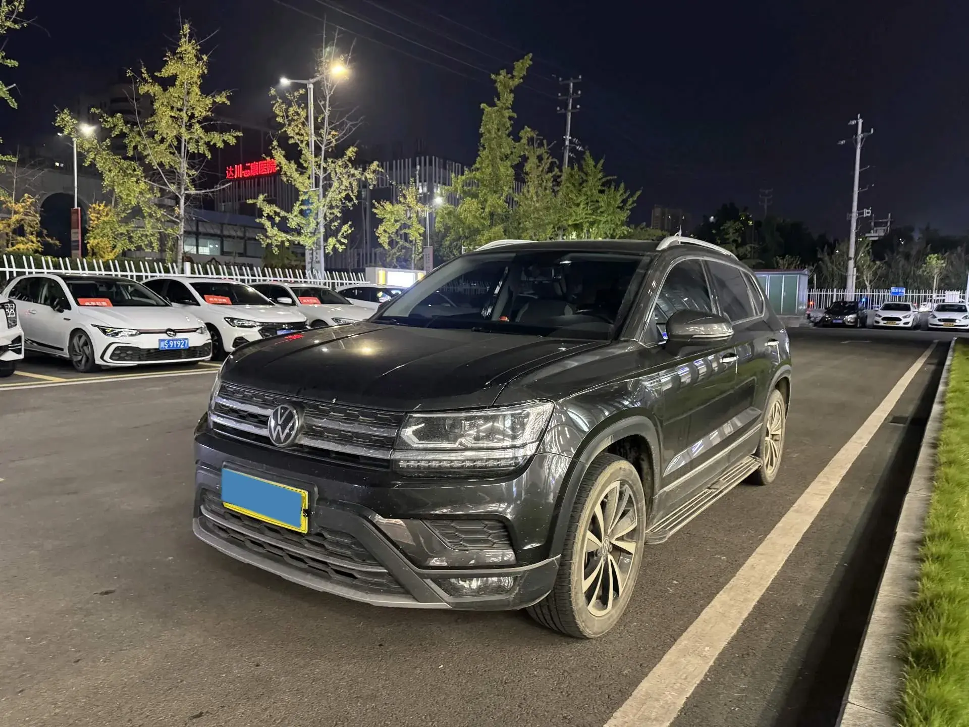 2022 VOLKSWAGEN THARU view 1