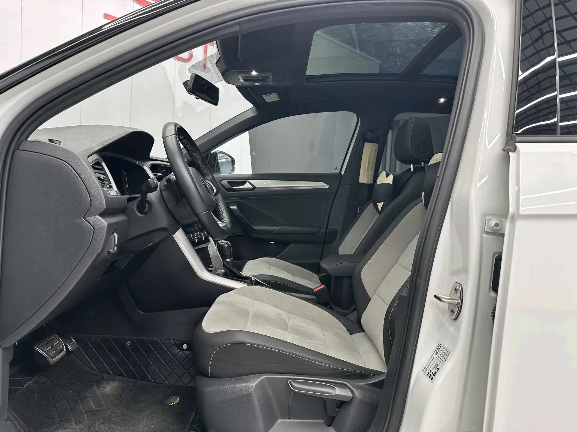 2021 VOLKSWAGEN T-ROC thumbnail 4