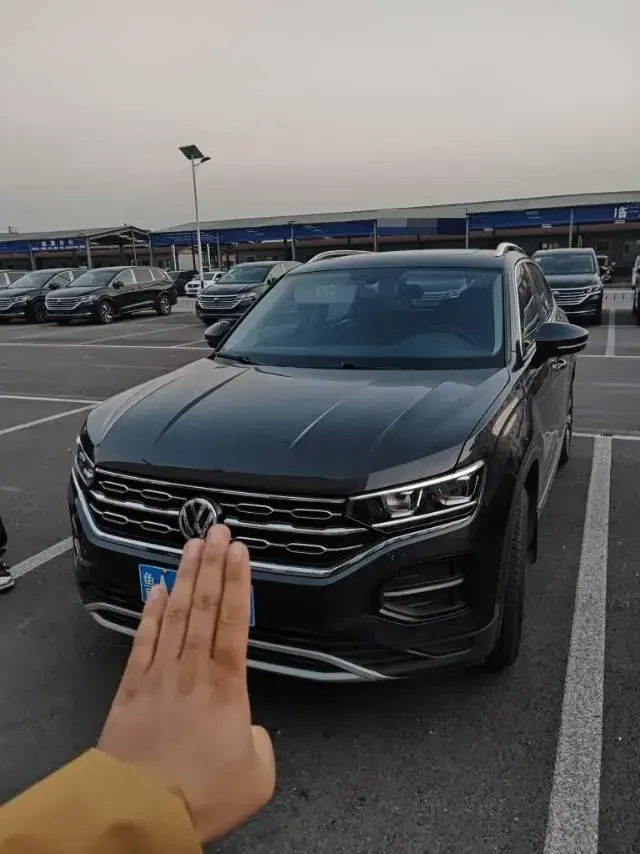 2019 VOLKSWAGEN TAYRON view 1