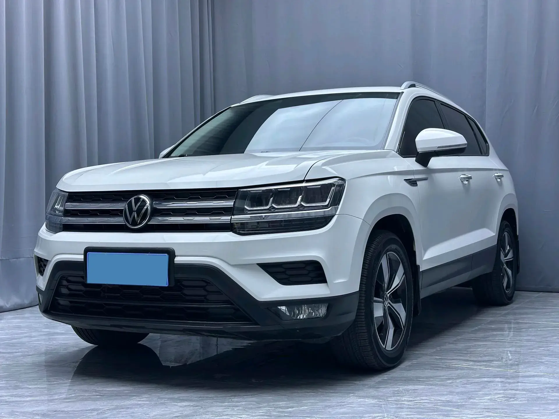 2021 VOLKSWAGEN THARU view 1