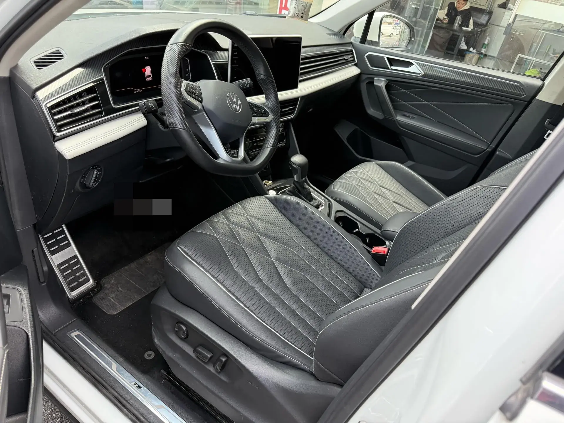 2024 VOLKSWAGEN TIGUAN thumbnail 2