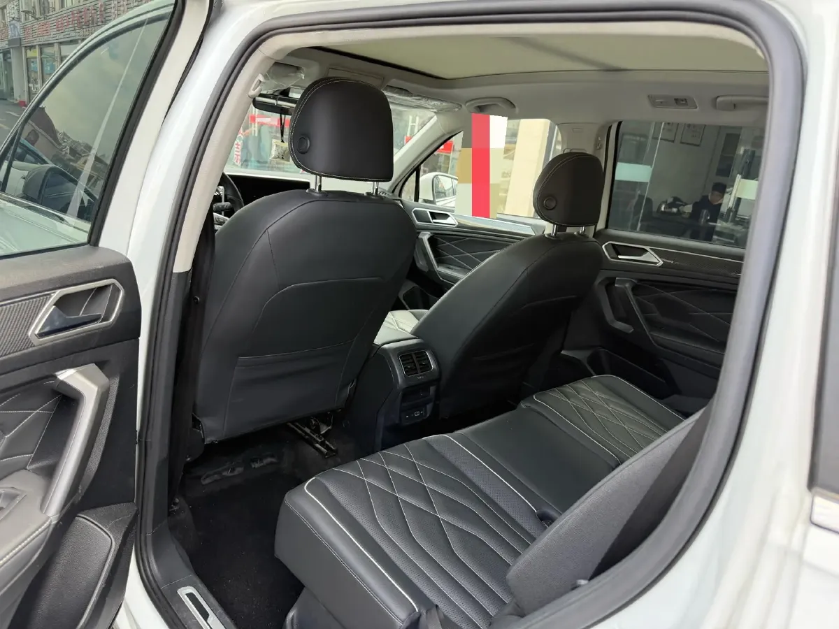 2024 Volkswagen Tiguan L 2.0T 220HP L4 7DCT,autocango,china used car exporter,china ev exporter,chinese used car exporter,chinese used ev exporter