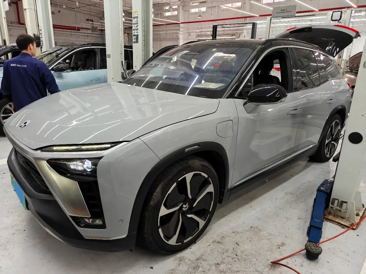 2020 NIO ES8 view 1